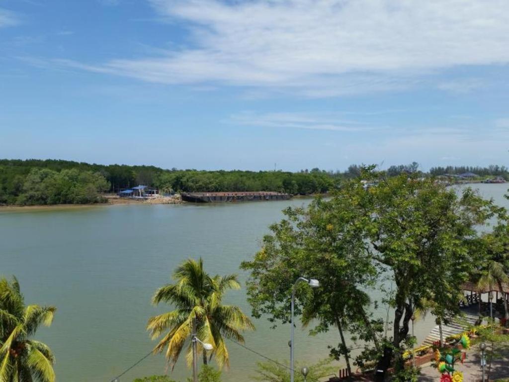 Riverine Garden Hotel Chukai Buitenkant foto