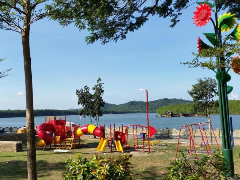 Riverine Garden Hotel Chukai Buitenkant foto