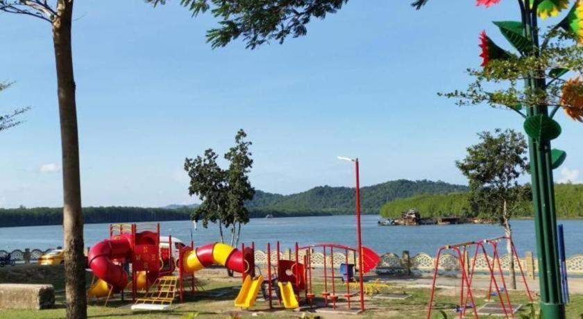 Riverine Garden Hotel Chukai Buitenkant foto
